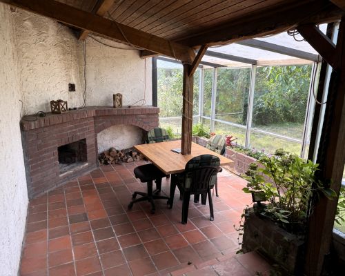 14 überdachte Terrasse mit Kamin