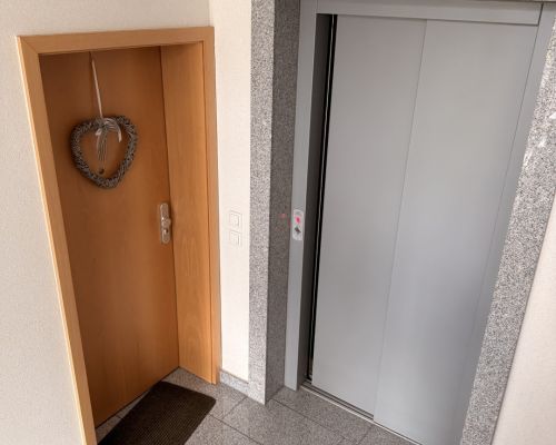 18 Hausflur mit Wohnungstüre und Aufzug