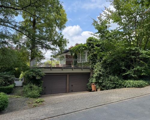 Seitenansicht mit Doppelgarage