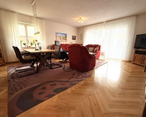 10 Wohn- und Esszimmer