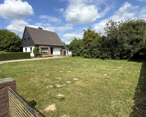 10 Straßenansicht mit Baugrundstück und Haus