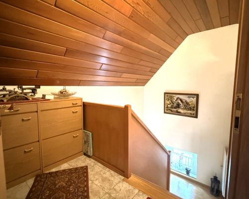 13 Treppenaufgang ins Dachgeschoss