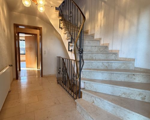 7 Hauseingang mit Treppenhaus