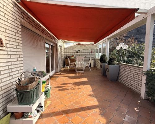 6 zweite Terrasse mit Überdachung