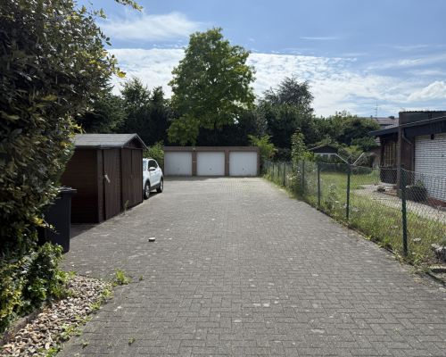 3 Hinterhof mit Garagenansicht