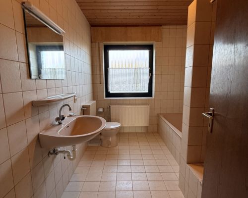 16 Badezimmer Ansicht 1