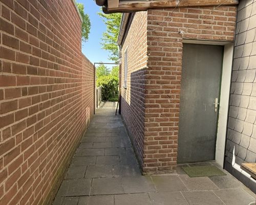 21 Weg zum Garten hinten
