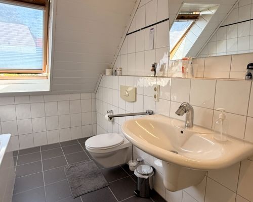 14 Badezimmer Ansicht 1