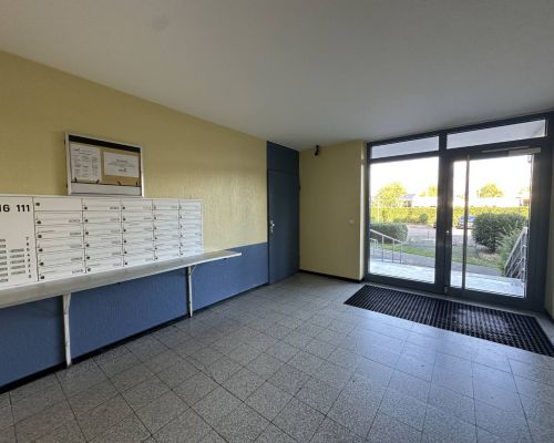 Hauseingang mit Briefkastenanlage