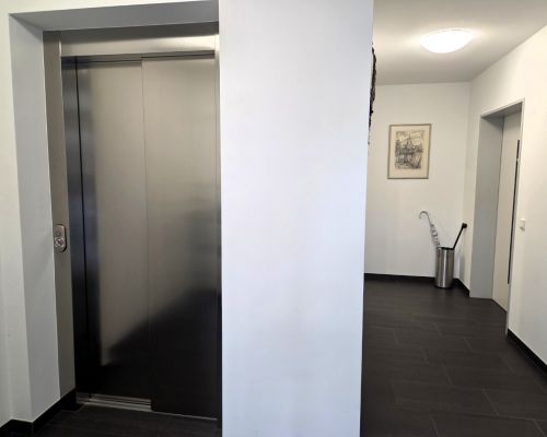 Treppenhaus mit Aufzug
