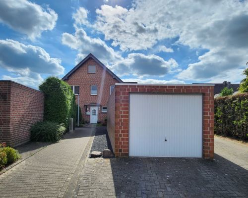 2 Straßenansicht mit Garage