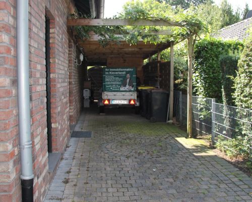 Auffahrt mit Carport