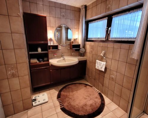 9 Badezimmer mit Dusche